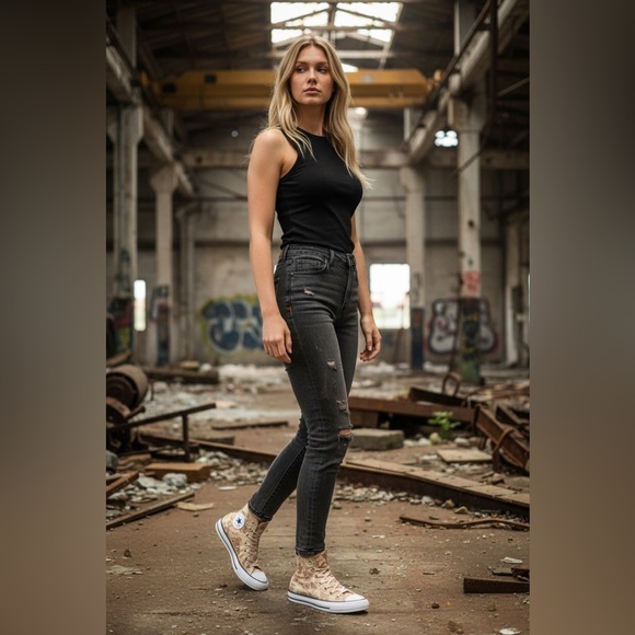 Converse Chuck Taylor All Star High Top sneakers in color way "Lurex Camo"
Sz 7 - Picture 9 of 9